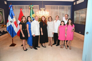 Familia Rainieri junto al embajador de Brasil Renan Paes Barreto y su esposa Livia Barreto