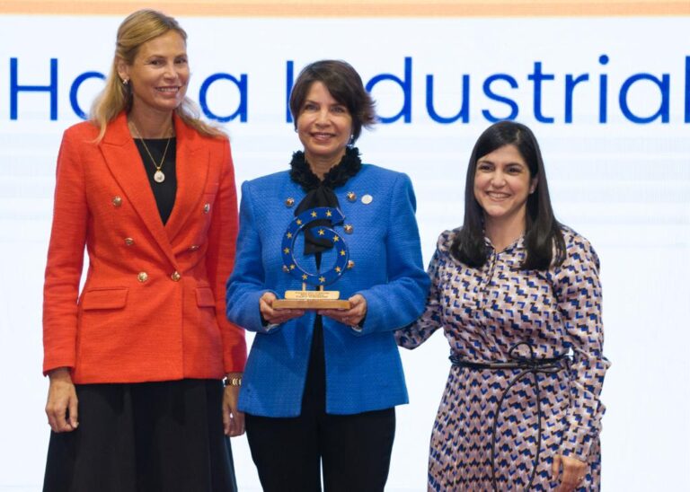 Isabel Esteban recibe su premio en la categoriea Mujer Exportadora de EPA