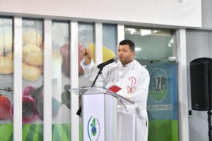 3 El vicario Esteban Vasquez de la Catedral Inmaculada Concepcion bendijo las instalaciones