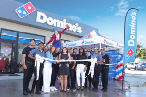 Ejecutivos de Dominos Republica Dominicana realizan el corte de cinta