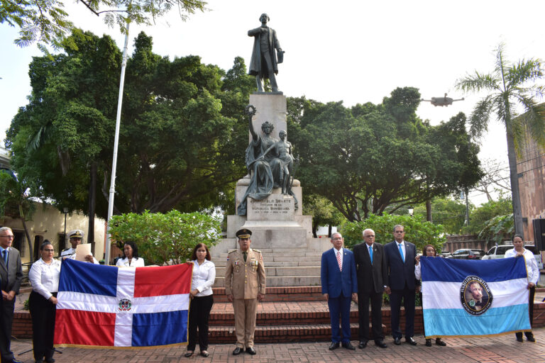 Foto 1 Directivos del Inst. Duartiano militares y miembros entidades culturales