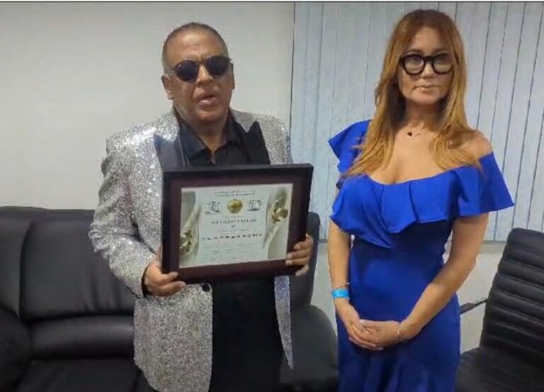 Lilubeth Vilera entrega premio Wilfrido Vargas 2