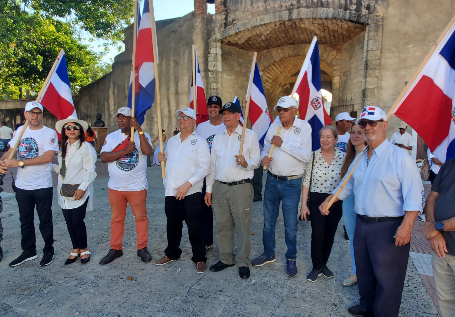 Foto 1 Directivos del Instituto Duartiano al finalizar la Caravana por la Patria