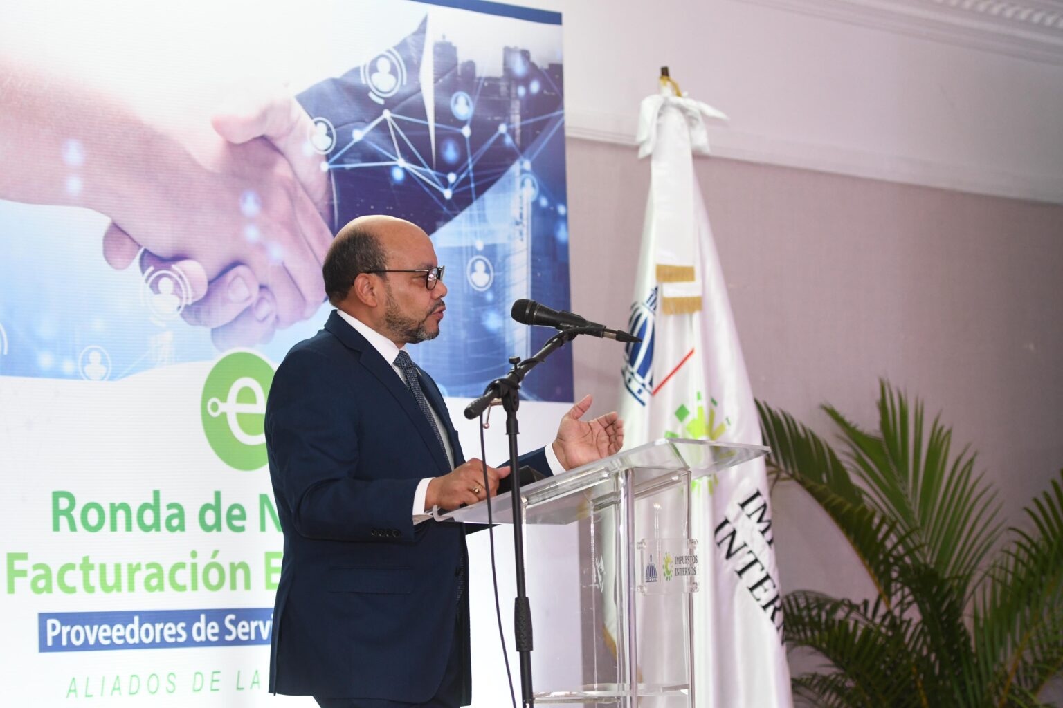 Director de la DGII Luis Valdez Veras durante su ponencia