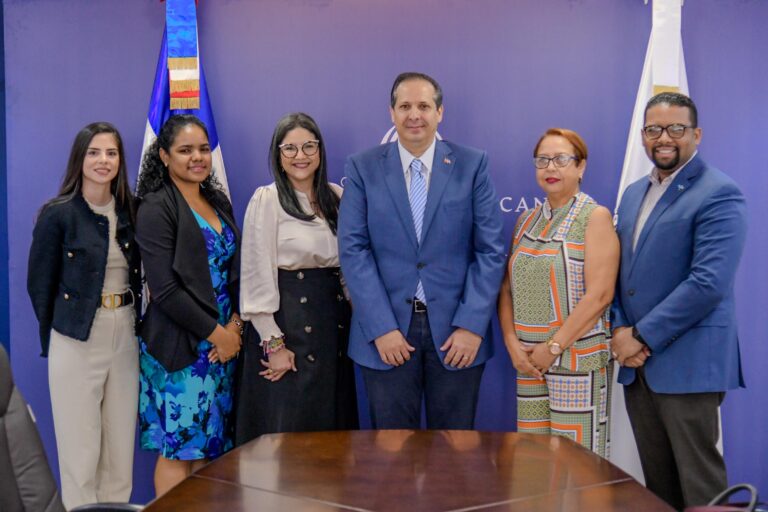 Foto 1 Desde la izquierda Priscilla Sanz asistente del ministro de Salud Publica Yocastia de Jesus directora interina del DAMAC Teresa Martez