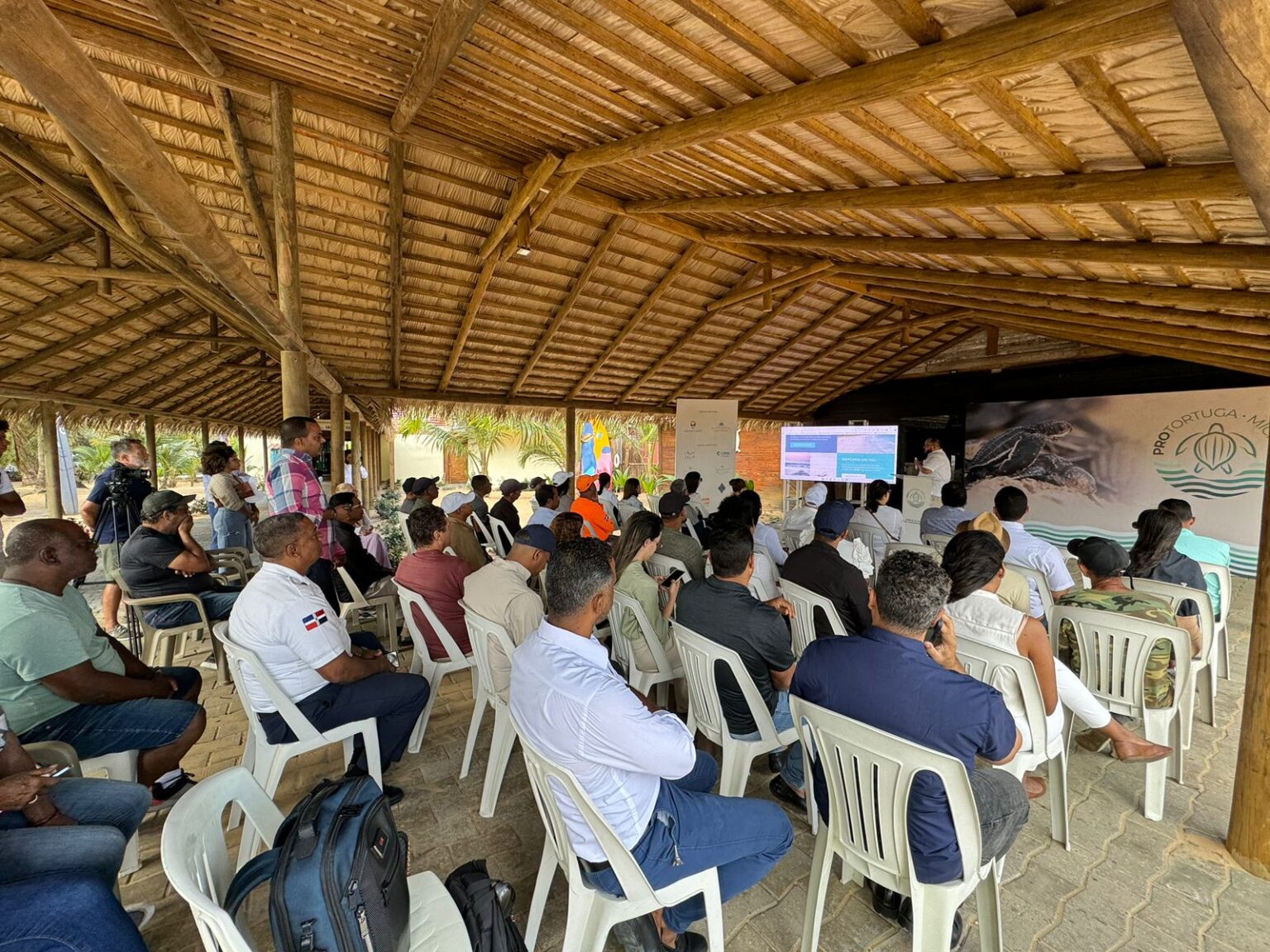 Foto 1. Medio Ambiente y PROMICHES inician el monitoreo de la Temporada de Anidacion de Tortugas Marinas 2024