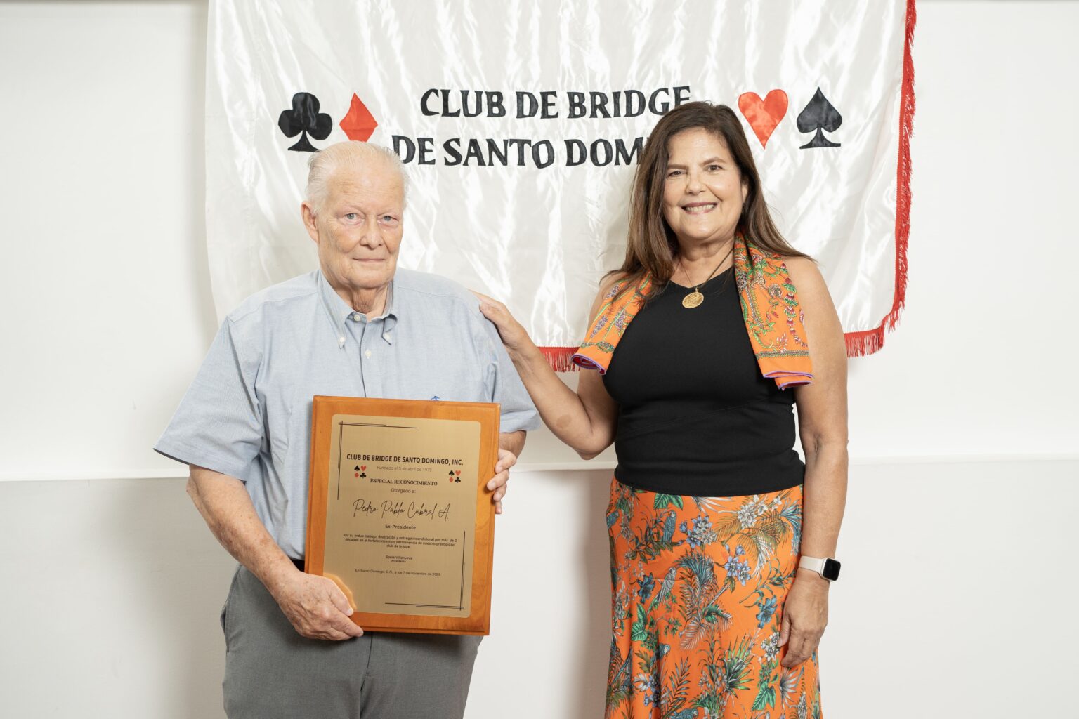 Pedro Pablo Cabral presidente saliente recibe un reconocimiento de manos de Sonia Villanueva de Brouwer actual presidenta del Club de Bridge de Santo Domingo 2