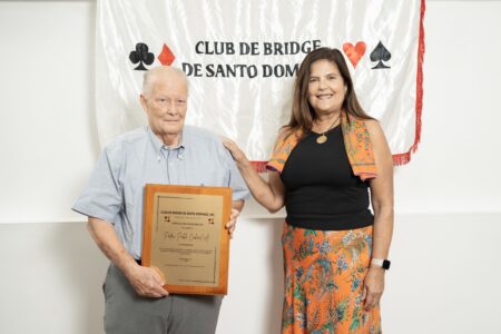 Pedro Pablo Cabral presidente saliente recibe un reconocimiento de manos de Sonia Villanueva de Brouwer actual presidenta del Club de Bridge de Santo Domingo 2