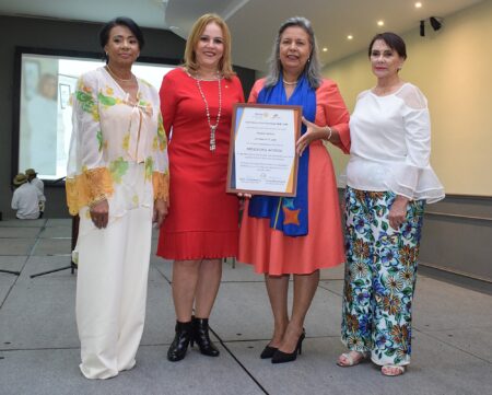 DSC 1127 Ojo principal. Miguelina Acosta recibe un reconocimiento de parte de Rosa Yunes Isabel Reyes y Thelma Ofelia Pichardo